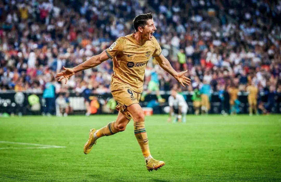 莱万多夫斯基重要时刻持续失利，G2带队取胜！上演精彩一战(莱万多夫斯基和c罗谁厉害)