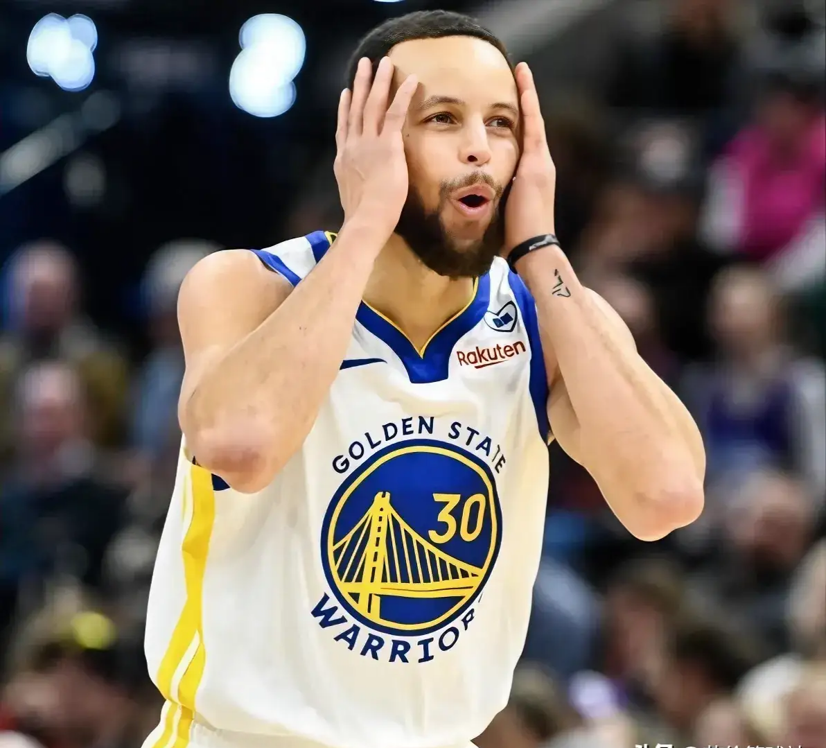 莱万多夫斯基迎来七赛季出色发挥,SKT观众热烈欢呼!引发球迷热议(莱万多夫斯基什么水平) 莱万多夫斯基迎来七赛季出色发挥,SKT观众热烈欢呼!引发球迷热议(莱万多夫斯基什么水平)