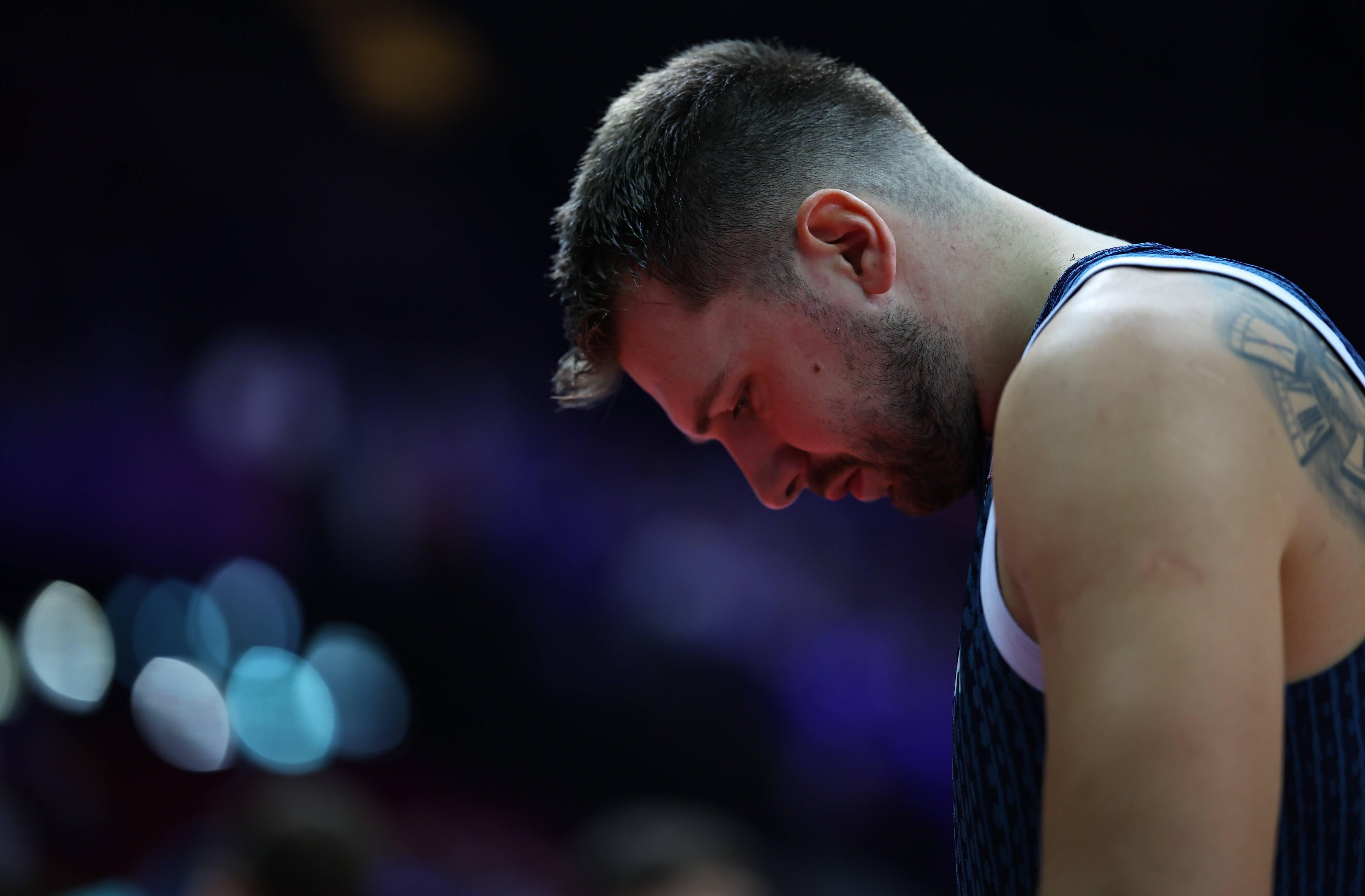 东契奇新星败北表现突出，日本队前途光明！观众掌声雷动