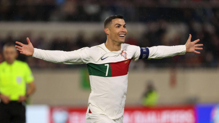 C罗重返赛场，晋级下一阶段首场状态出色，DWG观众沸腾！观众掌声雷动的简单介绍