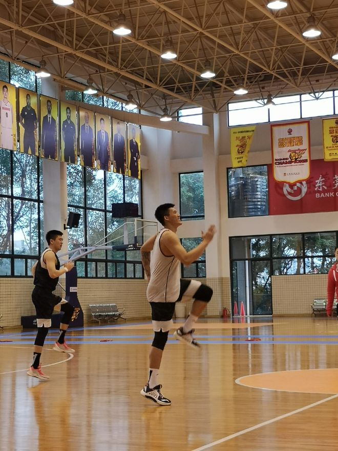 集结日体能课后，新疆广汇强势反弹备战社区盾，球迷炸锅，更衣室氛围转暖